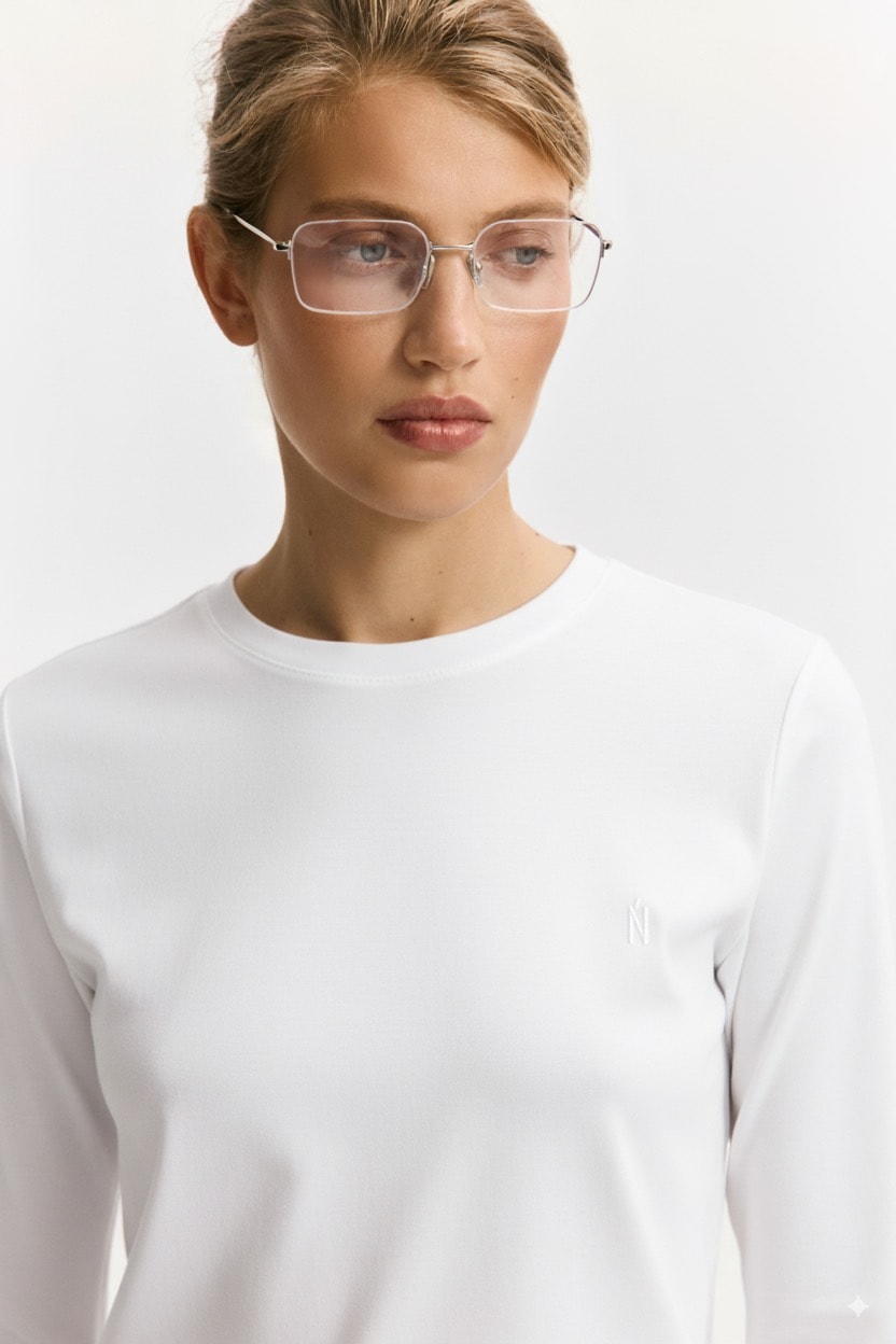 Базовый лонгслив с вышивкой на груди